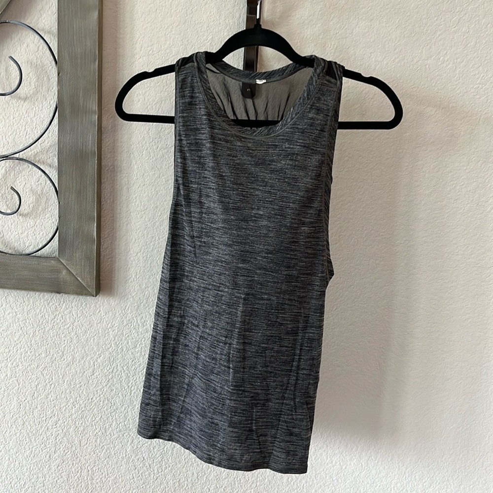Lululemon razor back athletic top with built in bra, great condition